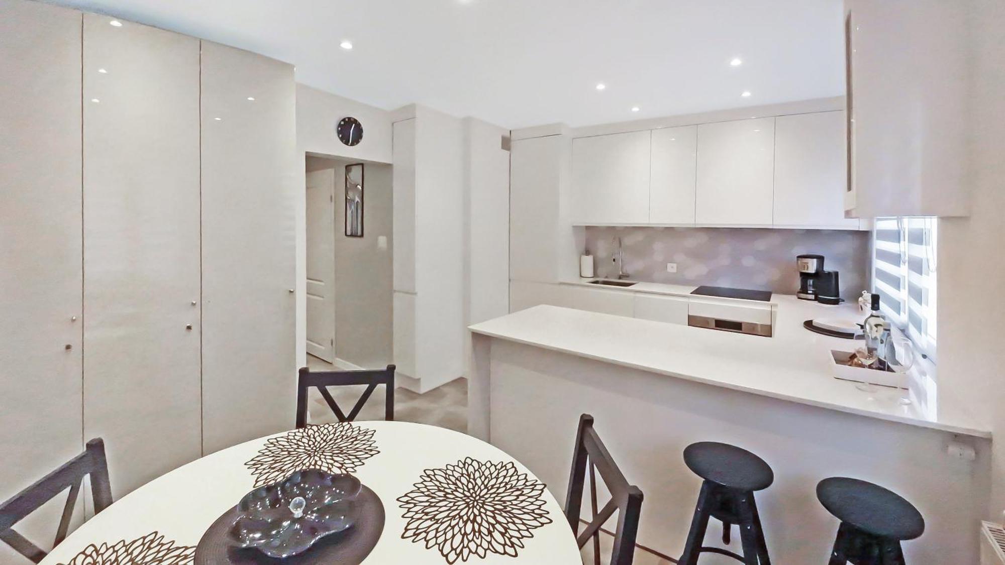 Ultra Modern Haven In Historic Designer Finishes 5 Rated Apartment *